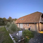 The Sunflower - Huge 240m2 7-bedroom House For Many People - Free Parking - 15 Beds, 2 Kitchen & 3 Bathrooms Appartement