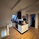 Appartement The Sunflower - Huge 240m2 7-bedroom House For Many People - Free Parking - 15 Beds, 2 Kitchen & 3 Bathrooms *