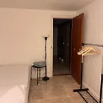 Appartement The Sunflower - Huge 240m2 7-bedroom House For Many People - Free Parking - 15 Beds, 2 Kitchen & 3 Bathrooms Munkebo