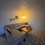 Appartement The Sunflower - Huge 240m2 7-bedroom House For Many People - Free Parking - 15 Beds, 2 Kitchen & 3 Bathrooms