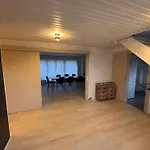 The Sunflower - Huge 240m2 7-bedroom House For Many People - Free Parking - 15 Beds, 2 Kitchen & 3 Bathrooms Appartement *