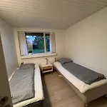 The Sunflower - Huge 240m2 7-bedroom House For Many People - Free Parking - 15 Beds, 2 Kitchen & 3 Bathrooms *