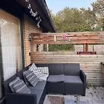 The Sunflower - Huge 240m2 7-bedroom House For Many People - Free Parking - 15 Beds, 2 Kitchen & 3 Bathrooms