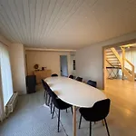 Appartement The Sunflower - Huge 240m2 7-bedroom House For Many People - Free Parking - 15 Beds, 2 Kitchen & 3 Bathrooms