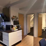 Appartement The Sunflower - Huge 240m2 7-bedroom House For Many People - Free Parking - 15 Beds, 2 Kitchen & 3 Bathrooms Munkebo