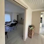 The Sunflower - Huge 240m2 7-bedroom House For Many People - Free Parking - 15 Beds, 2 Kitchen & 3 Bathrooms *