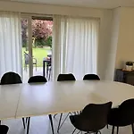 Appartement The Sunflower - Huge 240m2 7-bedroom House For Many People - Free Parking - 15 Beds, 2 Kitchen & 3 Bathrooms *
