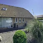 The Sunflower - Huge 240m2 7-bedroom House For Many People - Free Parking - 15 Beds, 2 Kitchen & 3 Bathrooms