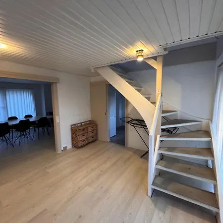 Apartamento The Sunflower - Huge 240m2 7-bedroom House For Many People - Free Parking - 15 Beds, 2 Kitchen & 3 Bathrooms *