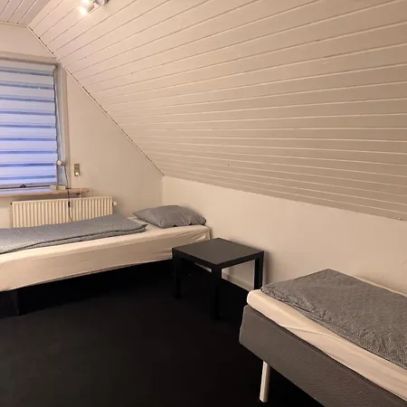 The Sunflower - Huge 240m2 7-bedroom House For 16 People - Free Parking - 15 Beds, 2 Kitchen & 3 Bathrooms Apartmán Munkebo