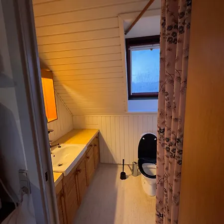 Apartmán The Sunflower - Huge 240m2 7-bedroom House For 16 People - Free Parking - 15 Beds, 2 Kitchen & 3 Bathrooms