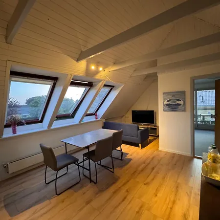 The Sunflower - Huge 240m2 7-bedroom House For 16 People - Free Parking - 15 Beds, 2 Kitchen & 3 Bathrooms Apartmán Munkebo