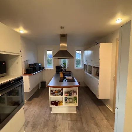 The Sunflower - Huge 240m2 7-bedroom House For 16 People - Free Parking - 15 Beds, 2 Kitchen & 3 Bathrooms