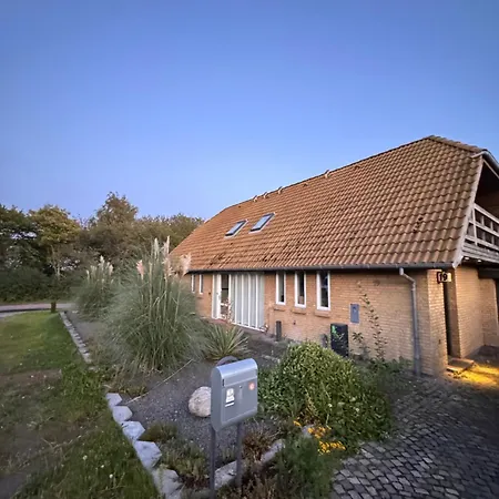 The Sunflower - Huge 240m2 7-bedroom House For Many People - Free Parking - 15 Beds, 2 Kitchen & 3 Bathrooms Apartamento