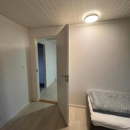 The Sunflower - Huge 240m2 7-bedroom House For 16 People - Free Parking - 15 Beds, 2 Kitchen & 3 Bathrooms Apartmán *