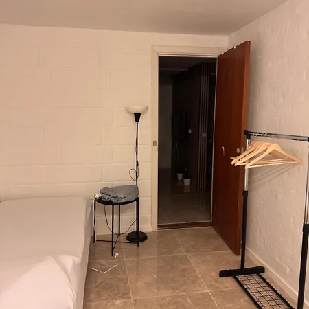 Apartamento The Sunflower - Huge 240m2 7-bedroom House For Many People - Free Parking - 15 Beds, 2 Kitchen & 3 Bathrooms Munkebo