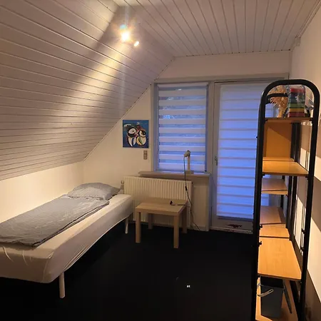 The Sunflower - Huge 240m2 7-bedroom House For 16 People - Free Parking - 15 Beds, 2 Kitchen & 3 Bathrooms *