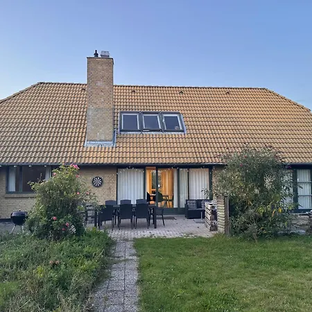 The Sunflower - Huge 240m2 7-bedroom House For 16 People - Free Parking - 15 Beds, 2 Kitchen & 3 Bathrooms * Munkebo