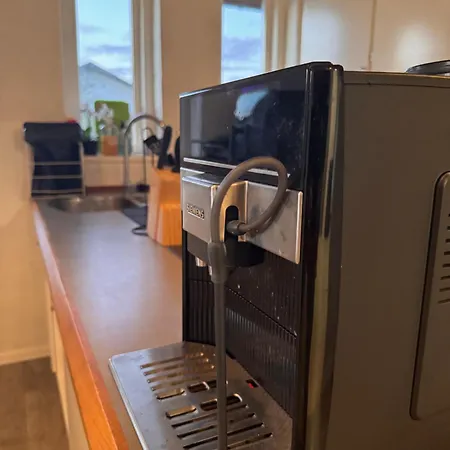 The Sunflower - Huge 240m2 7-bedroom House For 16 People - Free Parking - 15 Beds, 2 Kitchen & 3 Bathrooms