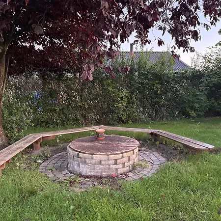 The Sunflower - Huge 240m2 7-bedroom House For 16 People - Free Parking - 15 Beds, 2 Kitchen & 3 Bathrooms Apartmán