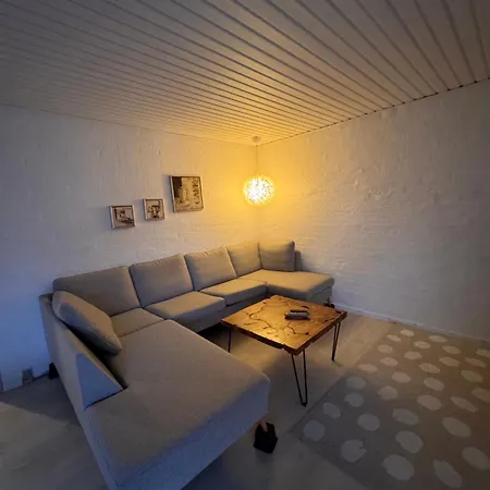 Apartmán The Sunflower - Huge 240m2 7-bedroom House For 16 People - Free Parking - 15 Beds, 2 Kitchen & 3 Bathrooms