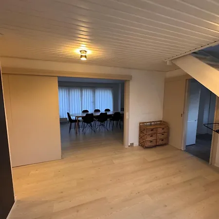 The Sunflower - Huge 240m2 7-bedroom House For Many People - Free Parking - 15 Beds, 2 Kitchen & 3 Bathrooms Apartamento *