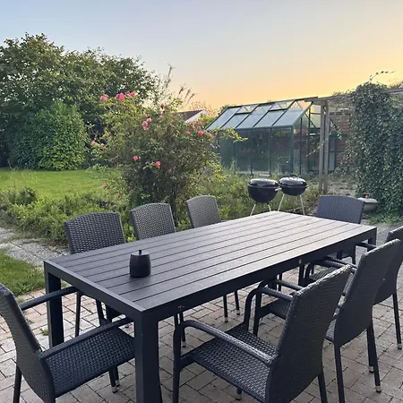 Apartmán The Sunflower - Huge 240m2 7-bedroom House For 16 People - Free Parking - 15 Beds, 2 Kitchen & 3 Bathrooms *