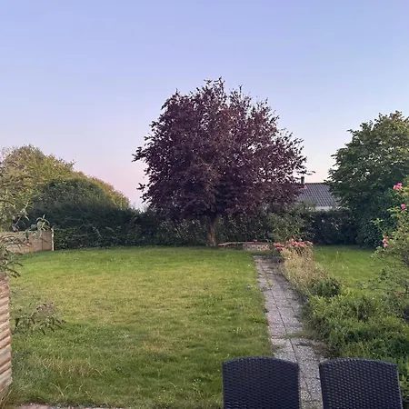 Apartmán The Sunflower - Huge 240m2 7-bedroom House For 16 People - Free Parking - 15 Beds, 2 Kitchen & 3 Bathrooms Munkebo