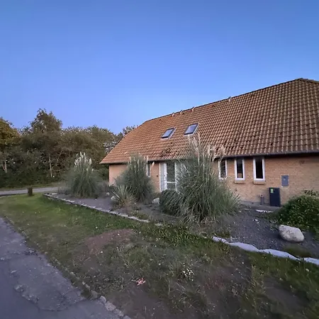 The Sunflower - Huge 240m2 7-bedroom House For 16 People - Free Parking - 15 Beds, 2 Kitchen & 3 Bathrooms Munkebo