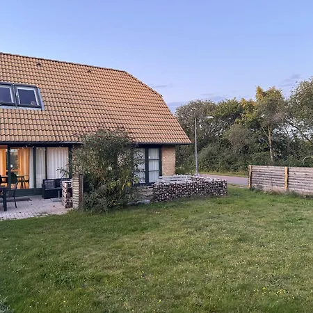 The Sunflower - Huge 240m2 7-bedroom House For 16 People - Free Parking - 15 Beds, 2 Kitchen & 3 Bathrooms * Munkebo