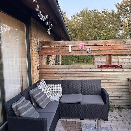 The Sunflower - Huge 240m2 7-bedroom House For Many People - Free Parking - 15 Beds, 2 Kitchen & 3 Bathrooms