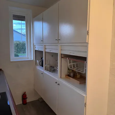 The Sunflower - Huge 240m2 7-bedroom House For 16 People - Free Parking - 15 Beds, 2 Kitchen & 3 Bathrooms Apartmán