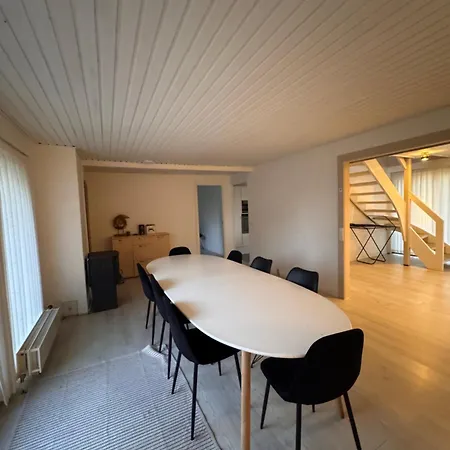 Apartamento The Sunflower - Huge 240m2 7-bedroom House For Many People - Free Parking - 15 Beds, 2 Kitchen & 3 Bathrooms