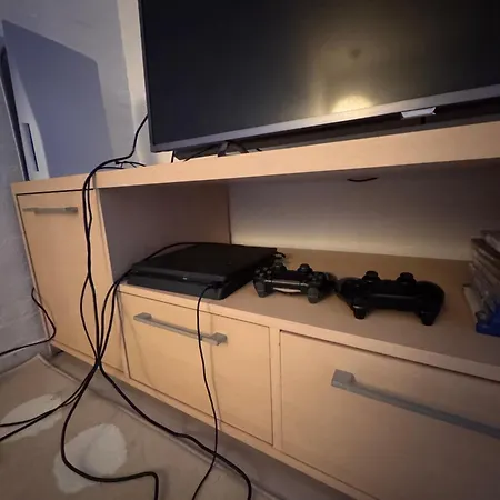 The Sunflower - Huge 240m2 7-bedroom House For 16 People - Free Parking - 15 Beds, 2 Kitchen & 3 Bathrooms Apartmán *