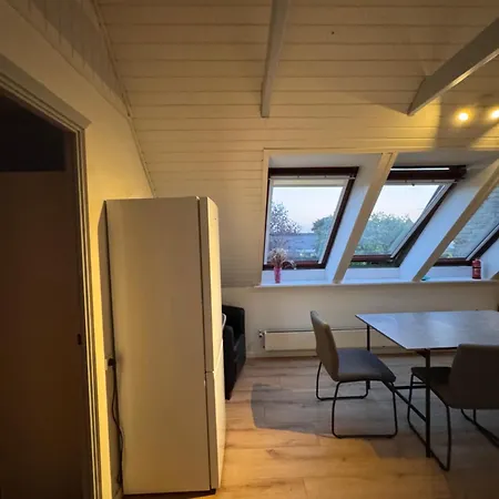 Apartmán The Sunflower - Huge 240m2 7-bedroom House For 16 People - Free Parking - 15 Beds, 2 Kitchen & 3 Bathrooms *