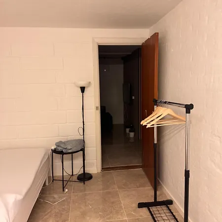 The Sunflower - Huge 240m2 7-bedroom House For 16 People - Free Parking - 15 Beds, 2 Kitchen & 3 Bathrooms Apartmán Munkebo