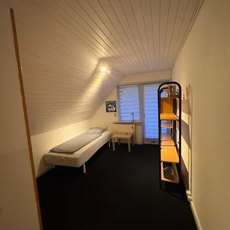 The Sunflower - Huge 240m2 7-bedroom House For 16 People - Free Parking - 15 Beds, 2 Kitchen & 3 Bathrooms Apartmán