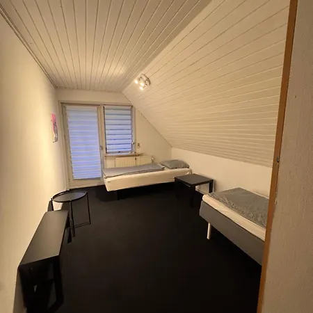 Apartamento The Sunflower - Huge 240m2 7-bedroom House For Many People - Free Parking - 15 Beds, 2 Kitchen & 3 Bathrooms *