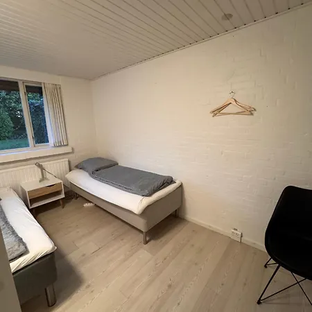 Apartmán The Sunflower - Huge 240m2 7-bedroom House For 16 People - Free Parking - 15 Beds, 2 Kitchen & 3 Bathrooms Munkebo