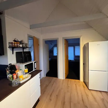 The Sunflower - Huge 240m2 7-bedroom House For 16 People - Free Parking - 15 Beds, 2 Kitchen & 3 Bathrooms