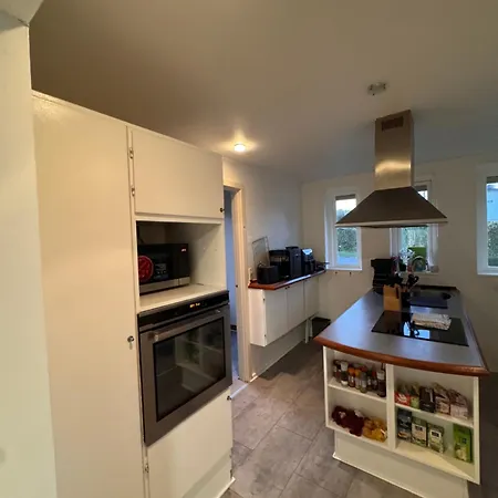 The Sunflower - Huge 240m2 7-bedroom House For 16 People - Free Parking - 15 Beds, 2 Kitchen & 3 Bathrooms Apartmán *