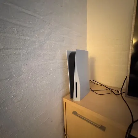 Apartmán The Sunflower - Huge 240m2 7-bedroom House For 16 People - Free Parking - 15 Beds, 2 Kitchen & 3 Bathrooms *