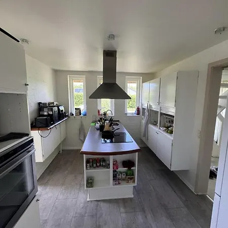 The Sunflower - Huge 240m2 7-bedroom House For 16 People - Free Parking - 15 Beds, 2 Kitchen & 3 Bathrooms * Munkebo