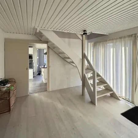 The Sunflower - Huge 240m2 7-bedroom House For 16 People - Free Parking - 15 Beds, 2 Kitchen & 3 Bathrooms Apartmán