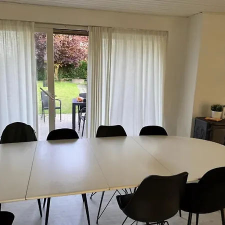 Apartmán The Sunflower - Huge 240m2 7-bedroom House For 16 People - Free Parking - 15 Beds, 2 Kitchen & 3 Bathrooms *