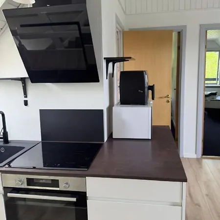 The Sunflower - Huge 240m2 7-bedroom House For Many People - Free Parking - 15 Beds, 2 Kitchen & 3 Bathrooms *