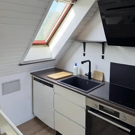 The Sunflower - Huge 240m2 7-bedroom House For 16 People - Free Parking - 15 Beds, 2 Kitchen & 3 Bathrooms * Munkebo