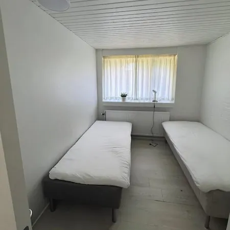 The Sunflower - Huge 240m2 7-bedroom House For Many People - Free Parking - 15 Beds, 2 Kitchen & 3 Bathrooms