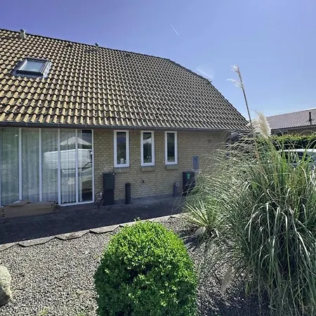 The Sunflower - Huge 240m2 7-bedroom House For Many People - Free Parking - 15 Beds, 2 Kitchen & 3 Bathrooms