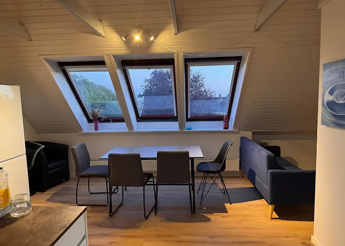 The Sunflower - Huge 240m2 7-bedroom House For 16 People - Free Parking - 15 Beds, 2 Kitchen & 3 Bathrooms Munkebo